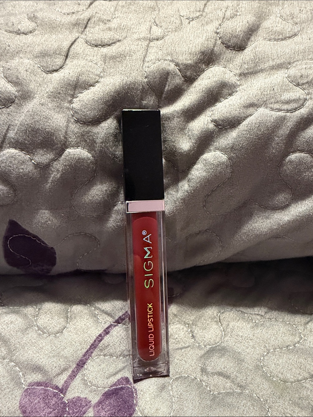 SIGMA BEAUTY Liquid Lipstick • Classic Satin Red